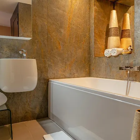 Demeures & Chateaux De La Tour - & Restaurants - Auvergne فندق Marcoles