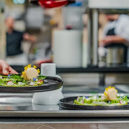 فندق Demeures & Chateaux De La Tour - & Restaurants - Auvergne Marcoles